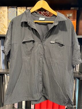Columbia Women's Short Sleeve Button-Up Shirt in Black